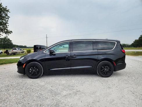 Used 2024 Chrysler Pacifica Touring-L FWD image 3