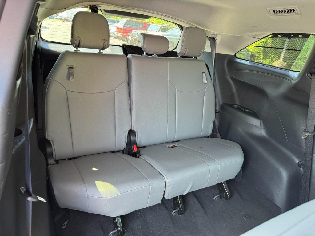 Used 2026 Toyota Sienna XLE FWD image 14