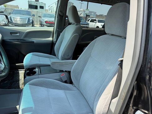 Used 2017 Toyota Sienna LE FWD image 15
