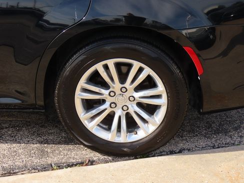 Used 2017 Chrysler 300 Limited w/ Value Package image 17