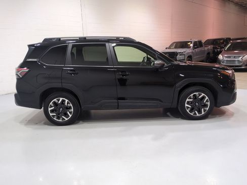 Used 2025 Subaru Forester Premium AWD/4WD image 3