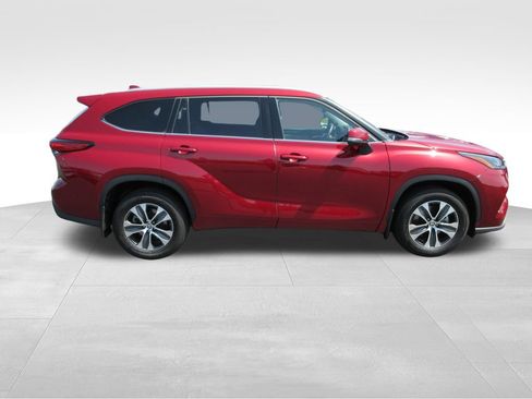 Used 2022 Toyota Highlander XLE AWD/4WD image 6