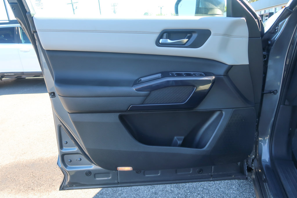 Used 2022 Nissan Pathfinder SV AWD/4WD image 24