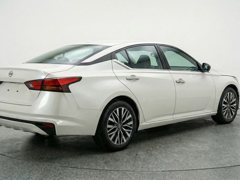 Used 2025 Nissan Altima 2.5 SV image 9