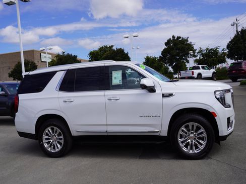 Used 2023 GMC Yukon SLT w/ SLT Luxury Package AWD/4WD image 4