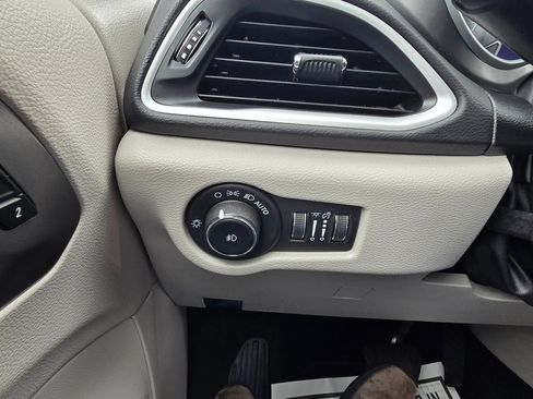 Used 2024 Chrysler Pacifica Touring-L FWD image 20
