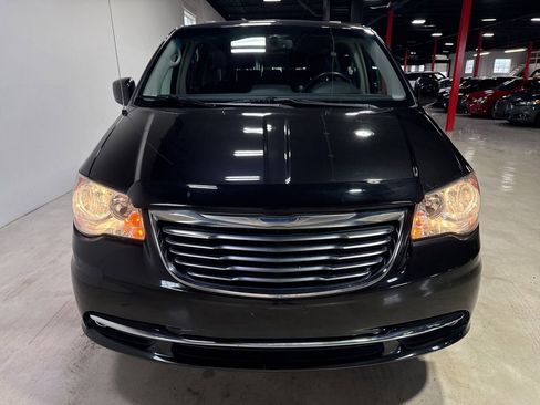 Used 2015 Chrysler Town & Country Touring FWD image 9