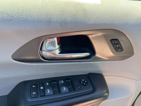 Used 2020 Chrysler Pacifica Touring-L image 20