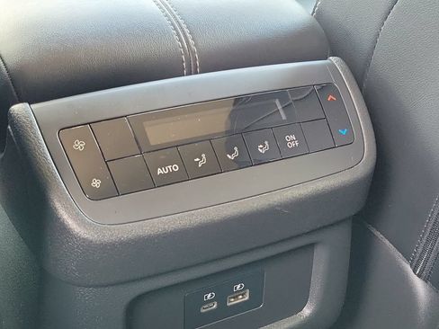 Used 2023 Nissan Pathfinder SL AWD/4WD image 18