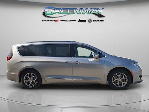 Used 2019 Chrysler Pacifica Limited image 2