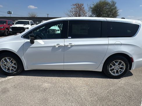 New 2026 Chrysler Pacifica Select image 8