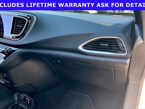 Used 2020 Chrysler Pacifica Touring-L w/ S Appearance Package FWD image 13