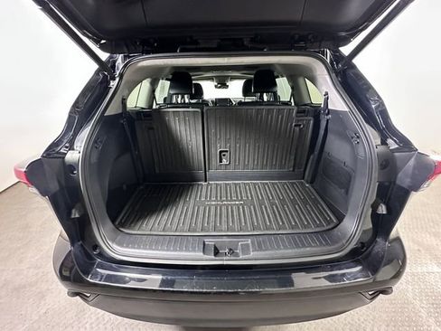 Used 2021 Toyota Highlander XLE AWD/4WD image 14