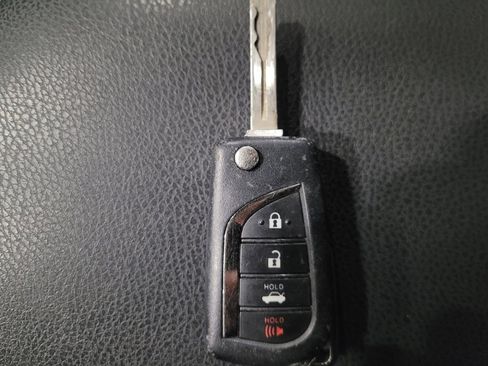 Used 2021 Toyota Camry SE image 32