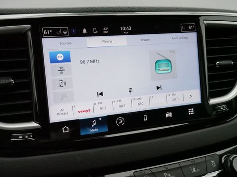 Used 2024 Chrysler Pacifica Touring-L image 22