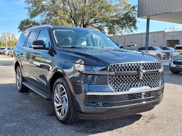 New 2026 Lincoln Navigator Premiere AWD/4WD image 4