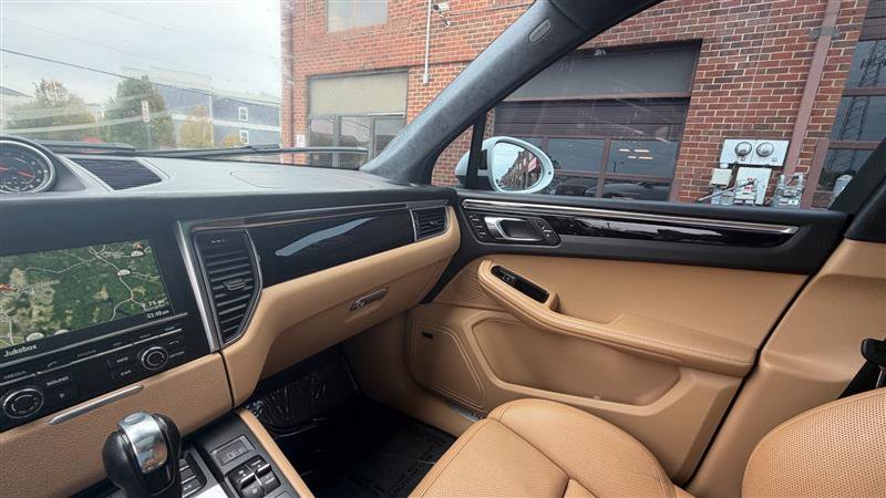 Used 2016 Porsche Macan Turbo AWD/4WD image 35