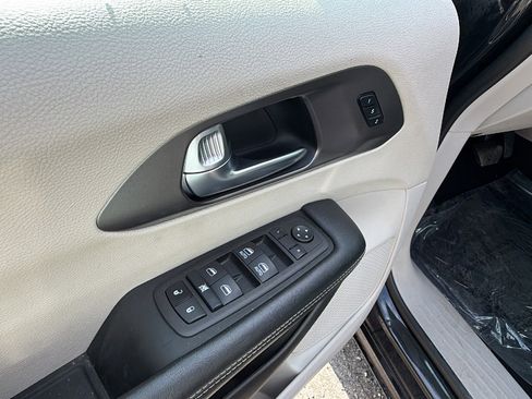 Used 2023 Chrysler Pacifica Touring-L image 15