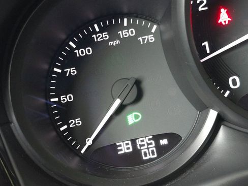 Used 2023 Porsche Macan image 31