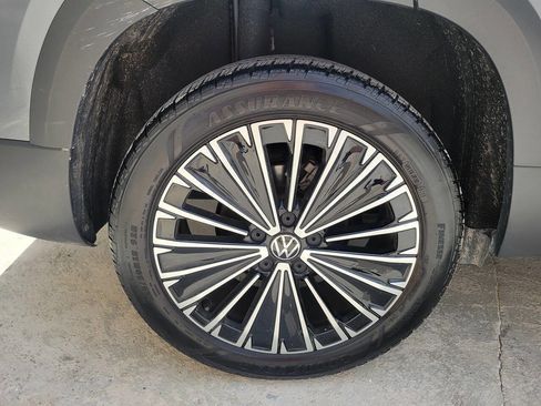 Used 2025 Volkswagen Taos SE FWD image 20