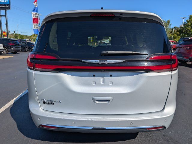 Used 2024 Chrysler Pacifica Touring-L FWD image 4