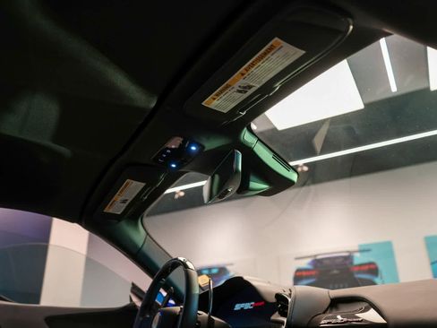 Used 2022 Ferrari SF90 Spider image 17