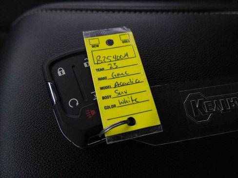 Certified 2023 GMC Acadia SLE w/ Driver Convenience Package image 28