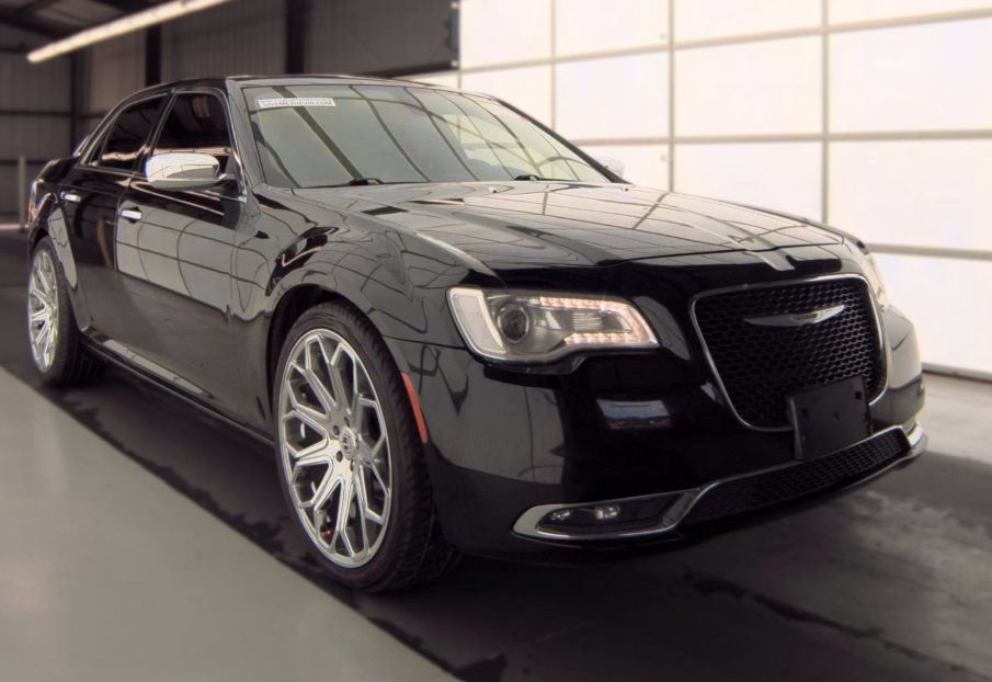 Used 2017 Chrysler 300 C RWD image 1