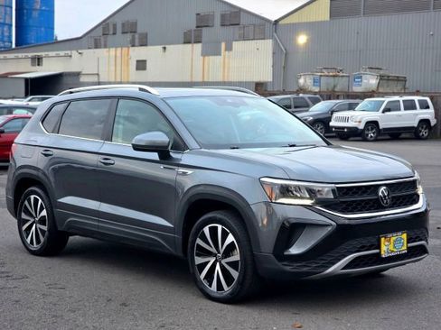 Used 2023 Volkswagen Taos SE w/ Panoramic Sunroof Package image 1