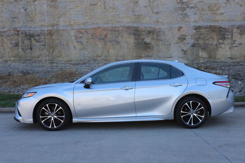 Used 2019 Toyota Camry SE w/ Convenience Package FWD image 2