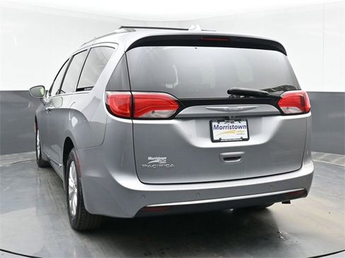 Used 2017 Chrysler Pacifica Touring-L image 12