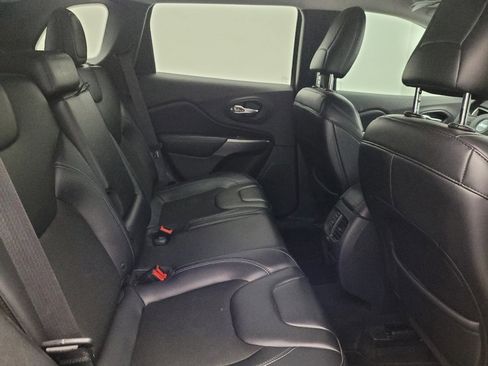 Used 2019 Jeep Cherokee Latitude Plus image 19