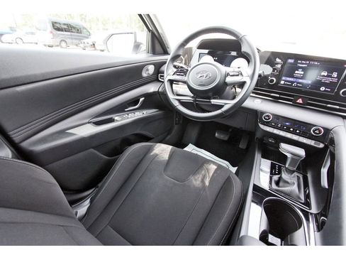 Used 2022 Hyundai Elantra SEL w/ Convenience Package FWD image 10
