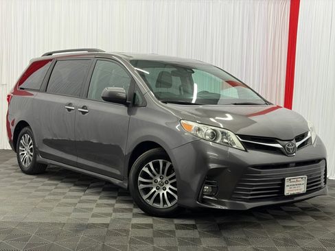 Used 2020 Toyota Sienna XLE FWD image 2