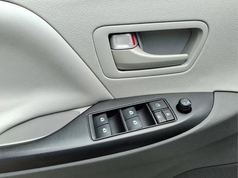 Used 2020 Toyota Sienna L FWD image 11