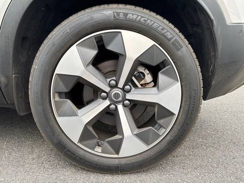 Certified 2025 Volvo XC40 B5 Plus AWD/4WD image 9