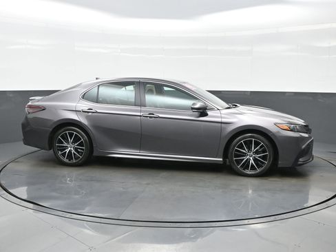 Used 2022 Toyota Camry SE FWD image 7
