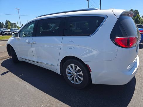 Used 2018 Chrysler Pacifica Touring-L FWD image 3