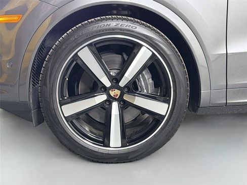 Used 2025 Porsche Cayenne Coupe AWD/4WD image 11