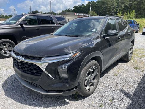 Used 2025 Chevrolet Trax LT w/ LT Convenience Package image 3