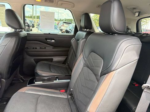 Certified 2024 Nissan Pathfinder Platinum FWD image 29