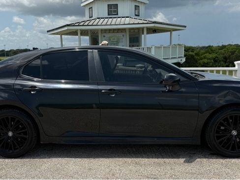 Used 2021 Toyota Camry SE FWD image 4