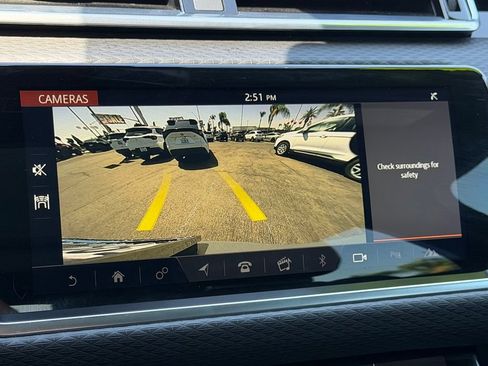 Used 2018 Land Rover Range Rover Velar R-Dynamic SE AWD/4WD image 32