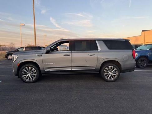 Used 2022 GMC Yukon XL Denali image 2