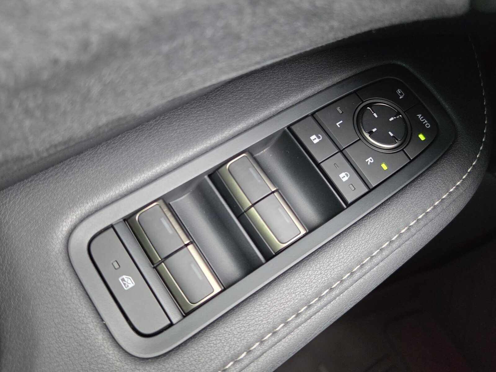 Used 2026 Lexus TX 500h AWD w/ Technology Package image 35