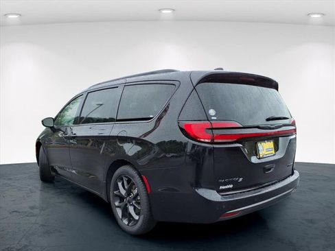 Used 2025 Chrysler Pacifica Limited FWD image 16