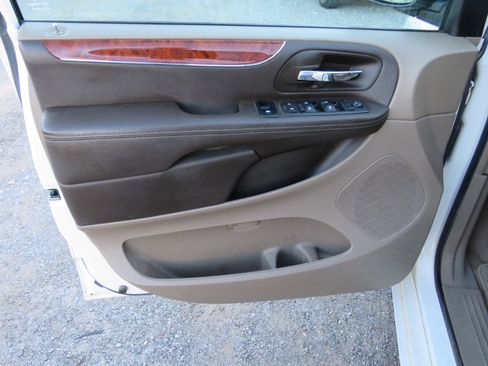 Used 2013 Chrysler Town & Country Touring image 11