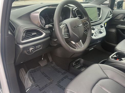 New 2026 Chrysler Pacifica Select image 21