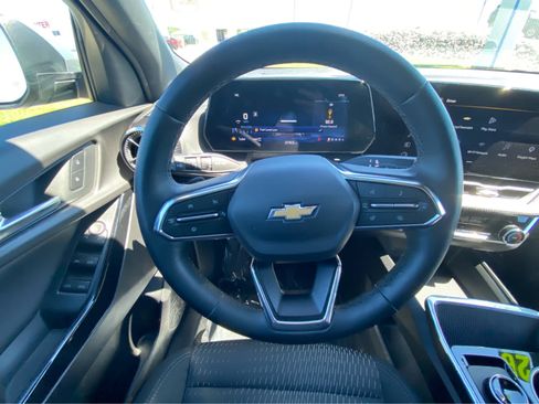 Used 2026 Chevrolet Equinox LT AWD/4WD image 17