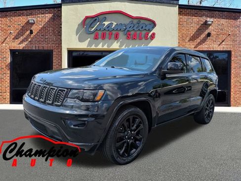 Used 2019 Jeep Grand Cherokee Altitude RWD image 9